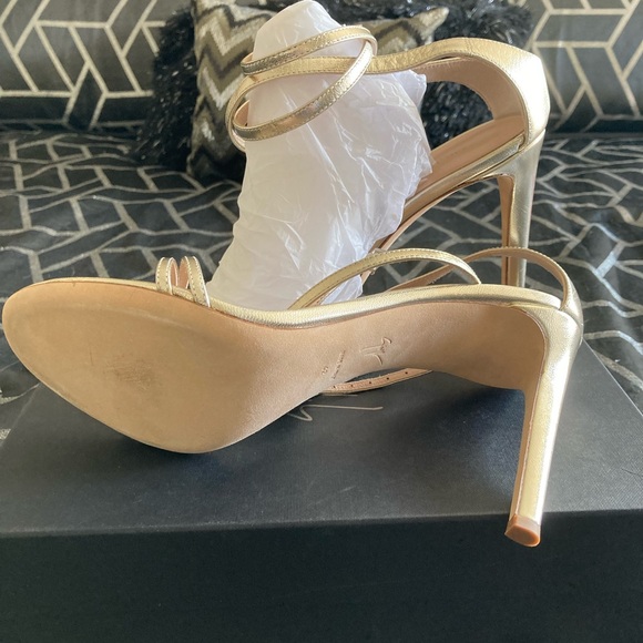 New pair of Giuseppe Zanotti heels. Metallic gold size 11B - Picture 2 of 4